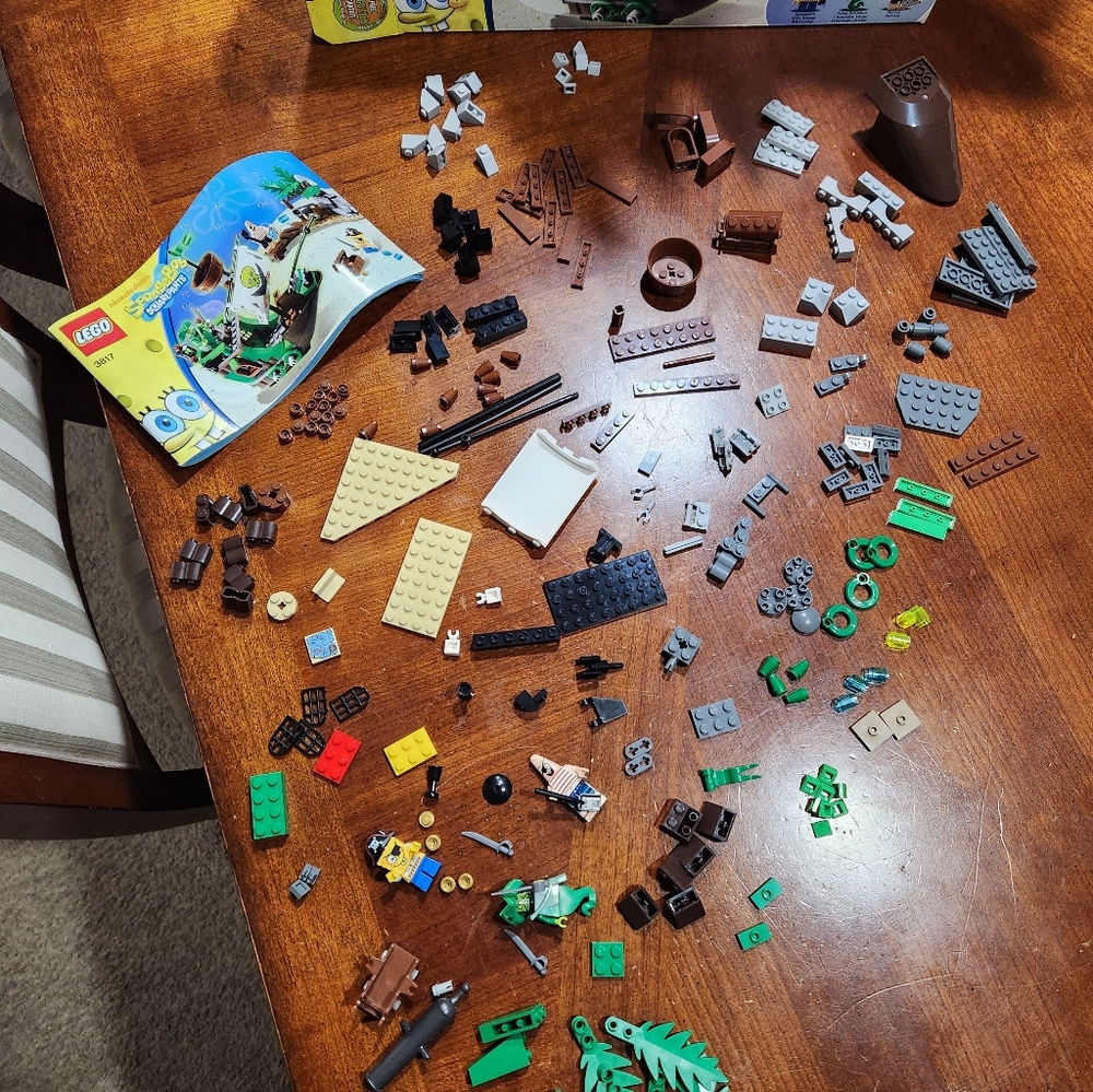 LEGO SpongeBob SquarePants Pirate Adventure Set - Green and Brown Open. Complete - Picture 3 of 8